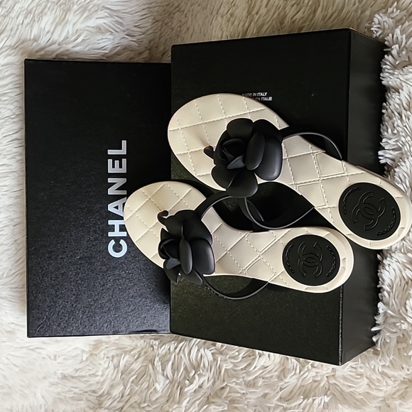 💯 Authentic Chanel Camellia Thong Sandals Size 37. - Picture 1 of 16